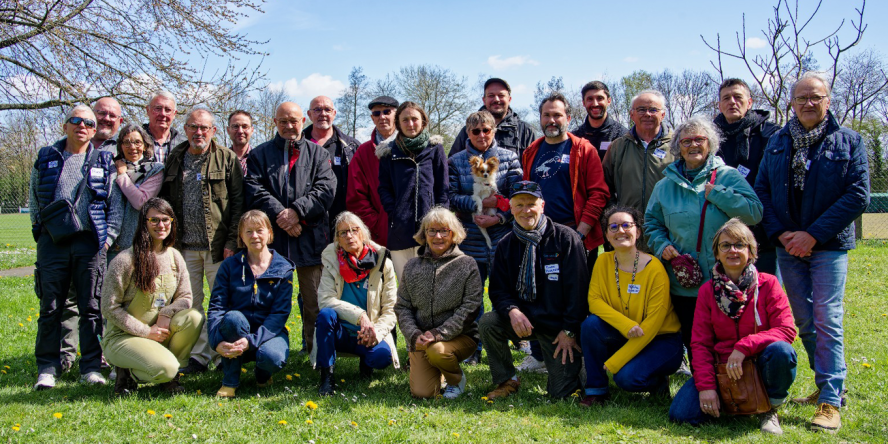 Photo de classe des correspondant·es et référent·es locaux mars 2025 en extérieur au soleil © Olivier Balay